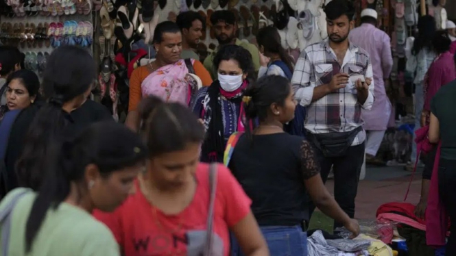 Warga India menggunakan masker untuk mencegah COVID-19.