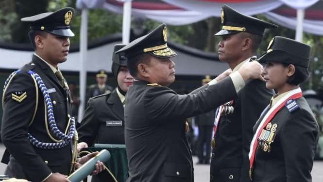 VIVA Militer: KSAD Jenderal Dudung Lantik 1.092 Perwira Muda TNI AD 