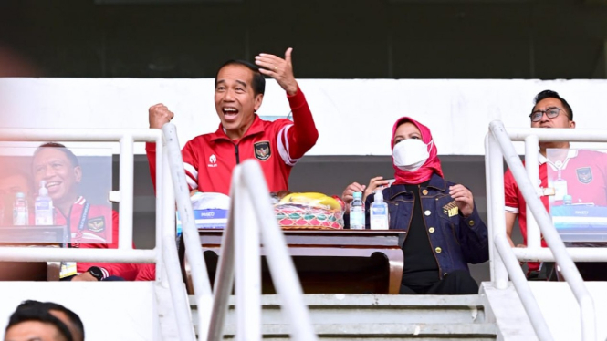 Presiden Jokowi menyaksikan laga Timnas Indonesia vs Timnas Kamboja di GBK