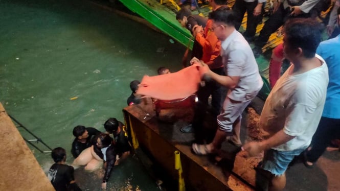 Korban mobil nyebur ke laut di Dermaga Merak, Banten, dievakuasi