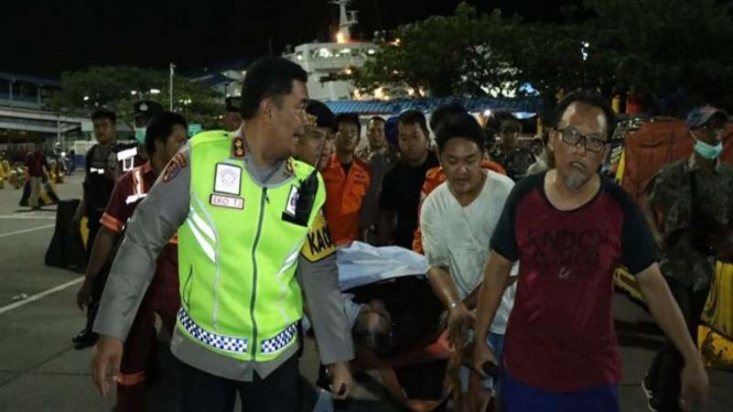 Korban mobil nyebur ke laut di Dermaga Merak, Banten, dievakuasi ke rumah sakit