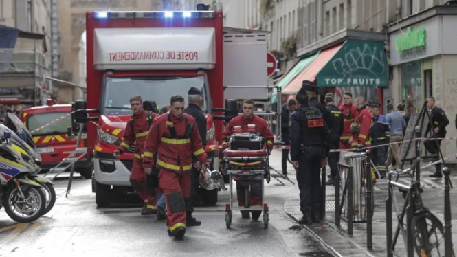 Petugas paramedis mendatangi lokasi penembakan di Paris Prancis.