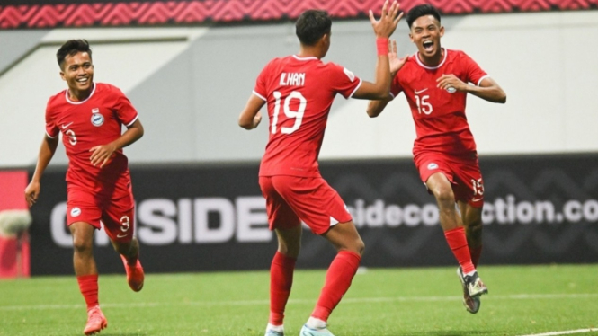 Para pemain Timnas Singapura merayakan gol.