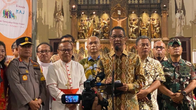 Penjabat Gubernur DKI Jakarta Heru Budi Hartono bersama sejumlah pejabat terkait setempat, Sabtu, 24 Desember 2022, mendatangi beberapa gereja di Jakarta untuk menyapa umat kristiani yang akan merayakan ibadah malam Misa Natal.