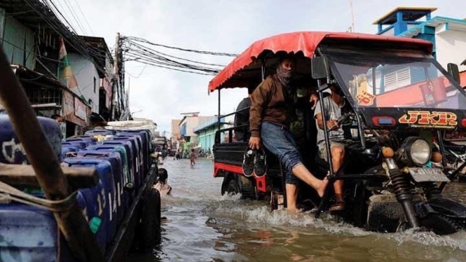 Banjir rob di Muara Angke, Minggu 25 Desember 2022