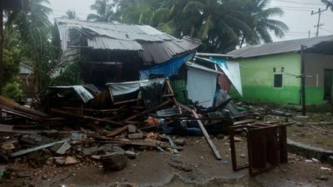 Rumah warga yang rusak akibat gelombang pasang air laut di wilayah Desa Tampalang, Kecamatan Tapalang, Kabupaten Mamuju, Provinsi Sulawesi Barat, Minggu, 25 Desember 2022.