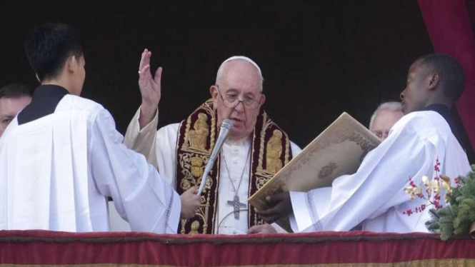 Paus Fransiskus menyampaikan berkat Natal di Basilika Santo Petrus di Vatikan