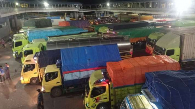 Dermaga Pelabuhan Merak pada H +1 Natal, Senin, 26 Desember 2022, masih dipadati mobil truk mengangkut logistik, barang-barang eloktronika, dan kendaraan sepeda motor untuk menyeberang menuju Bakauheni, Lampung.