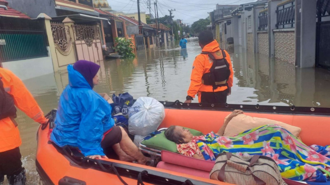 Proses Evakuasi Warga yang Terdampak Banjir di Makassar, Sulawesi Selatan