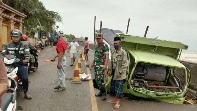 Truk pengangkut material bangunan terperosok di jalur penghubung Pulau Madura di pesisir pantau utara, yakni di Desa Batubintang, Kecamatan Batumarmar, Pamekasan, Jawa Timur, Senin, 26 Desember 2022.