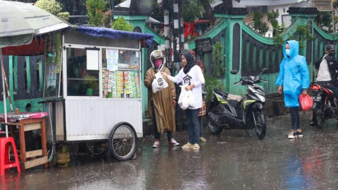 Relawan Ganjar bagikan sembako ke warga di Pasar Ciputat, Tangsel