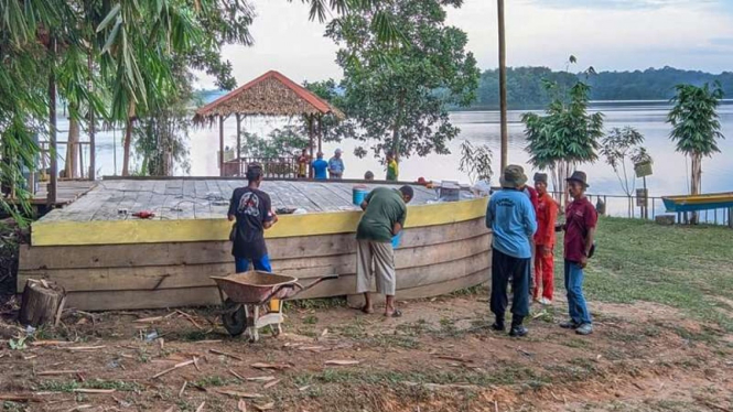 Relawan Ganjar bersama anggota tani membersihkan area ekowisata Bamboe Wanadesa