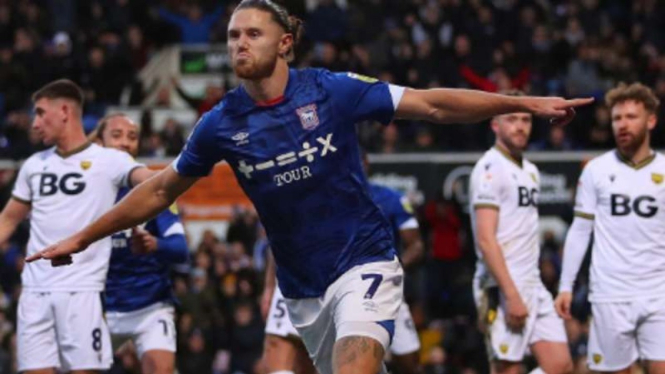 Pemain Ipswich Town, Wes Burns rayakan gol ke gawang Oxford United