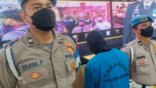 Polisi memperlihatkan tersangka pelaku pembunuhan wanita berusia 28 tahun dalam konferensi pers di Marka Polres Bogor, Cibinong, Kabupaten Bogor, Jawa Barat, Senin, 26 Desember 2022.