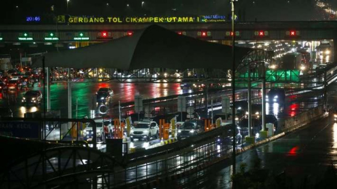 Sejumlah kendaraan yang menuju Jakarta memasuki Gerbang Tol Cikampek Utama 1 di Jawa Barat saat momen hari libur Natal pada Minggu, 25 Desember 2022.