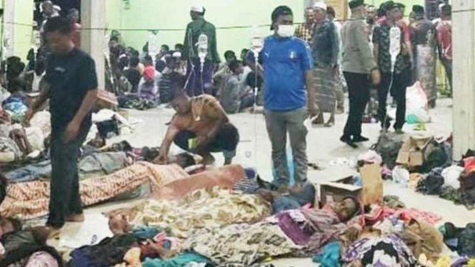 Sejumlah imigran Rohingya mendapat perawatan medis di Pidie, Aceh, Senin, 26 Desember 2022.