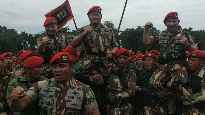 VIVA Militer: Panglima TNI dan Kapolri dapat Brevet Kehormatan Kopassus