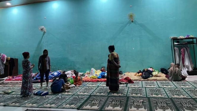 Warga korban longsor di Gowa Sulsel mengungsi di tempat ibadah