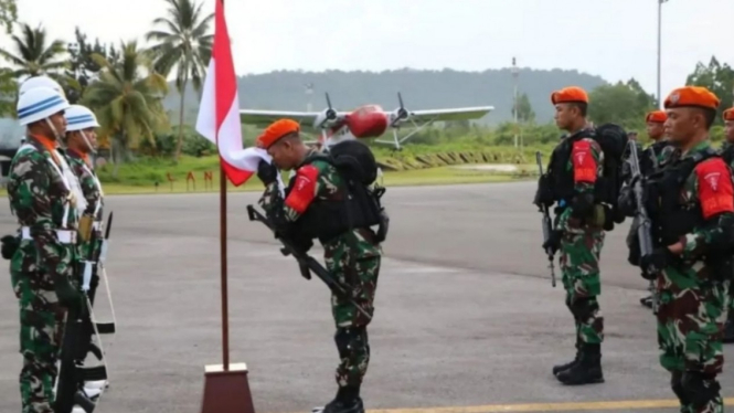 VIVA Militer: Prajurit Kopasgat cium Merah Putih sebelum berangkat ke Papua
