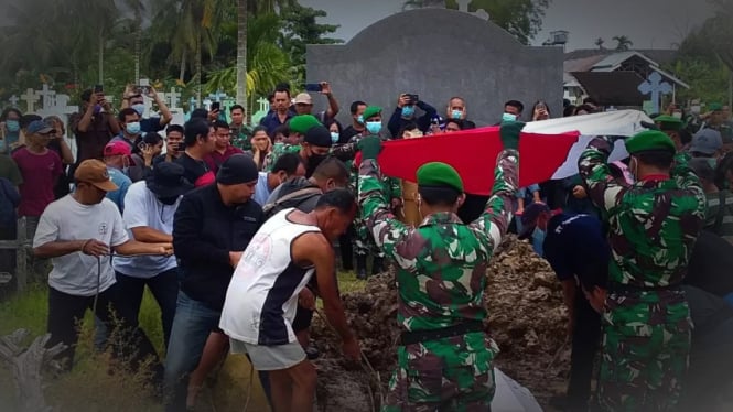 VIVA Militer: Prosesi pemakaman militer Serda Fredikus Nandar Saputra
