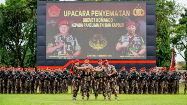 Disematkan Baret Merah Kopassus, Kapolri: Dalam Tubuh Saya Mengalir ...