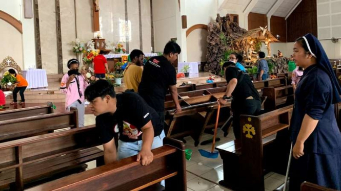 Relawan Ganjar DIY membersihkan gereja 