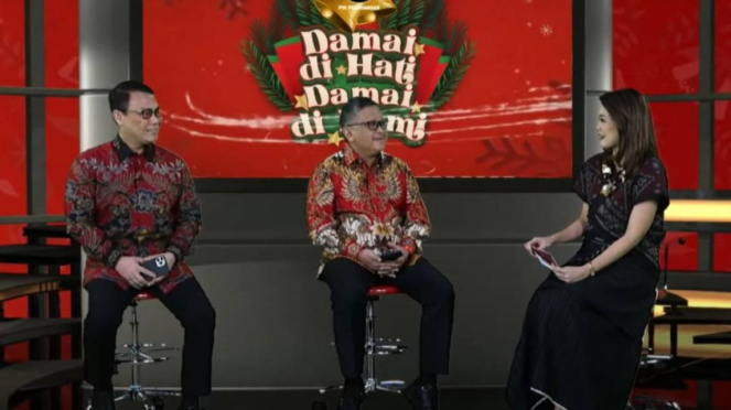 Sekjen PDIP Hasto Kristiyanto (tengah)  dalam perayaan Natal PDIP