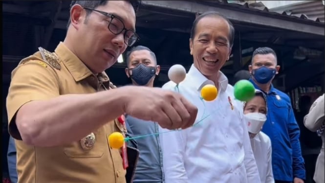 Presiden Jokowi-Gubernur Jabar Ridwan Kamil mencoba mainan tradisional Nok Nok
