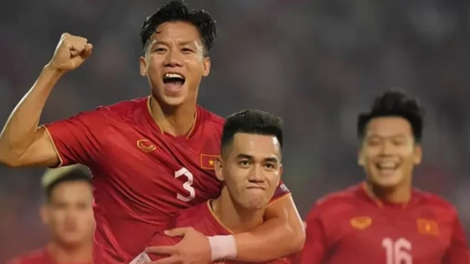 Pemain Vietnam merayakan gol
