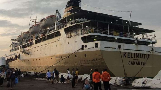 KM Kelimutu pengangkut ratusan wisatawan yang dievakuasi dari Kepulauan Karimunjawa, Kabupaten Jepara, akibat cuaca buruk, bersandar di Pelabuhan Tanjung Emas Semarang, Rabu, 28 Desember 2022.