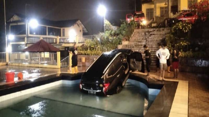 Mobil Pajero Sport nyebur kolam renang di Puncak Bogor