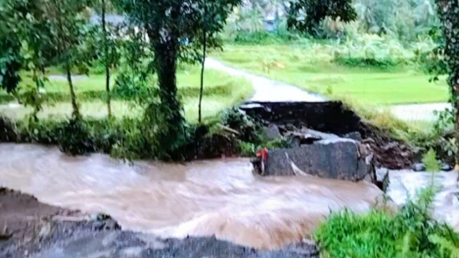 Sungai di Pulau Bawean yang meluap ke permukiman warga karena cuaca ekstrem.