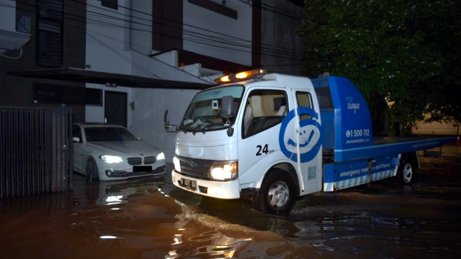 VIVA Otomotif: Ilustrasi mobil terjebak banjir dan mobil derek.