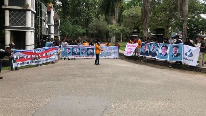 Mahasiswa Sultra menggelar aksi solidaritas untuk warga Sumbawa Barat