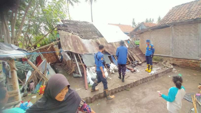 Rumah semi permanen di Tangerang ambruk diterjang hujan angin