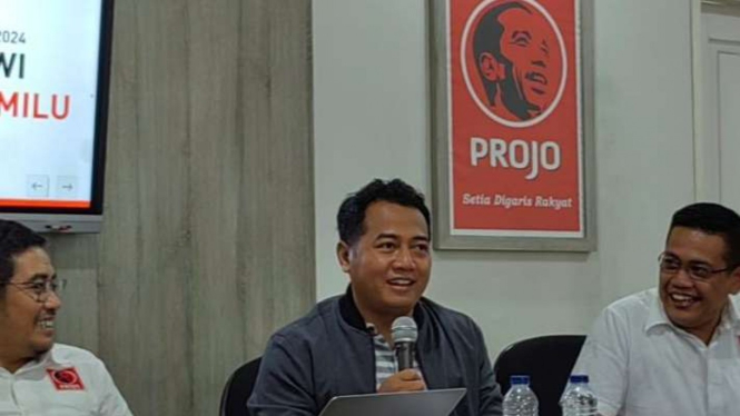Pengamat politik Adi Prayitno (tengah)