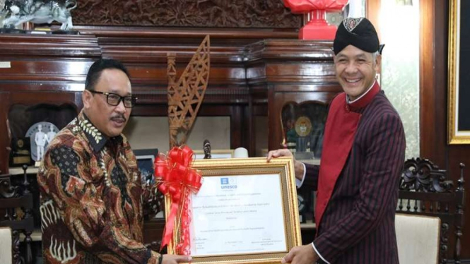 Gubernur Jawa Tengah Ganjar Pranowo (kanan)