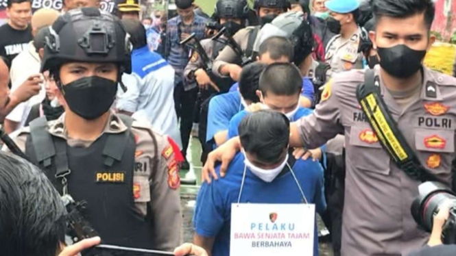 Polisi menggelandang empat orang penyerang warga dengan senjata tajam tanpa sebab di Jalan Merdeka, Gang Muha, Kelurahan Menteng, Kecamatan Bogor Barat, Kota Bogor, Jawa Barat, Rabu, 28 Desember 2022.