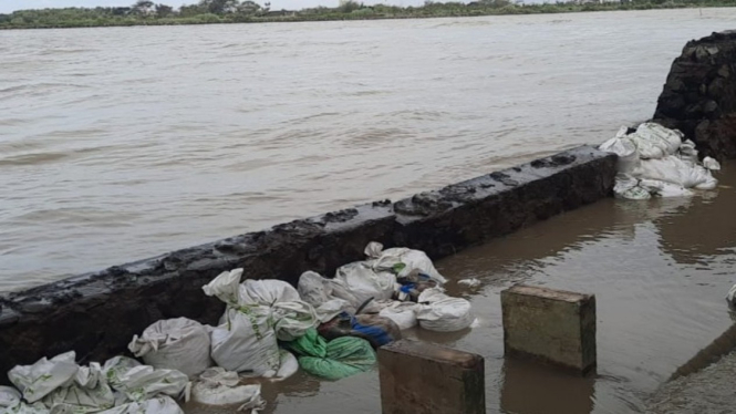 Tanggul laut di pesisir pantai kawasan Marina Tawangsari Kota Semarang jebol 