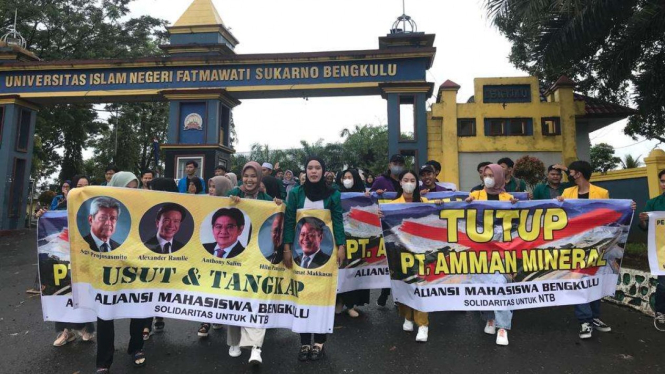 Mahasiswa Bengkulu menggelar aksi dukungan untuk warga Sumbawa Barat
