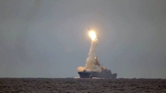 VIVA Militer: Kapal perang Admiral Gorshkov menembakkan rudal Zircon