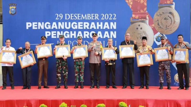 Kapolda Riau Irjen Mohammad Iqbal memberikan penghargaan