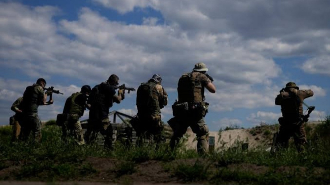 The head of Ukrainian intelligence opens his mouth, his troops scatter on the eastern front