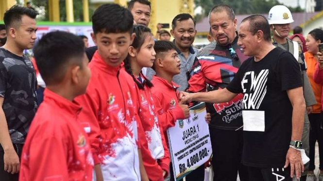  Gubernur Sumatera Utara, Edy Rahmayadi memberikan bonus kepada kontingen Sumut