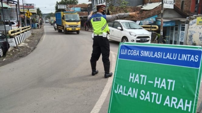 Polisi lakukan penerapan peraturan lalu lintas, One Way di Tangerang Selatan