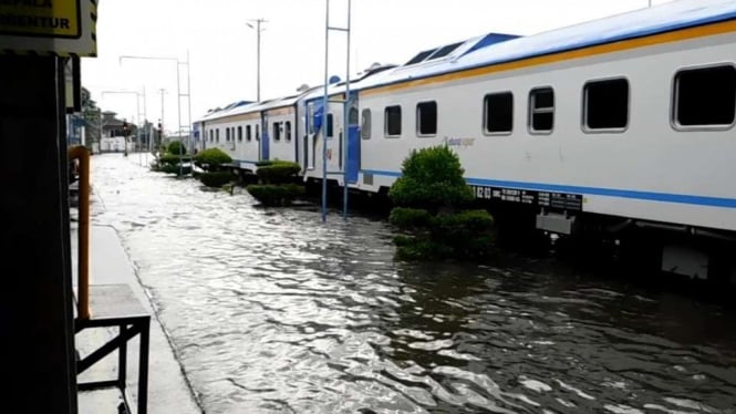 Banjir Masih Menggenangi di Stasiun Tawang Semarang