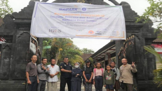 Tim KKN ITB bersama jajaran SMPN 3 Bebandem Bali