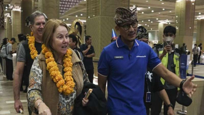 Menparekraf Sandiaga Uno menyambut wisatawan asing pertama di Bali tahun 2023