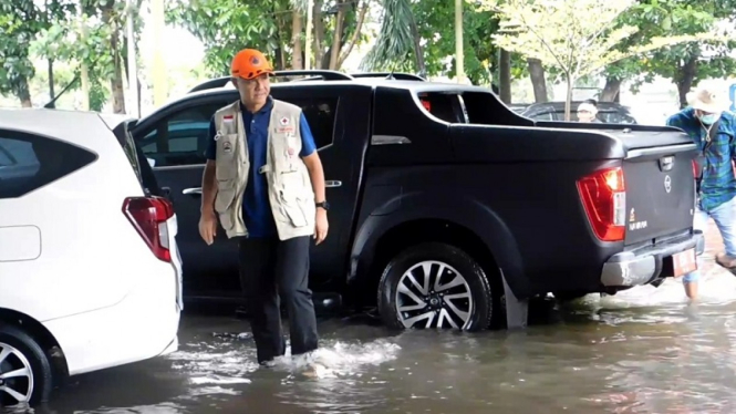 Gubernur Jawa Tengah Ganjar Pranowo saat meninjau banjir di Semarang