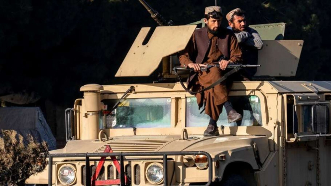 Pejuang Taliban berjaga di lokasi ledakan, di Kabul, Afghanistan.